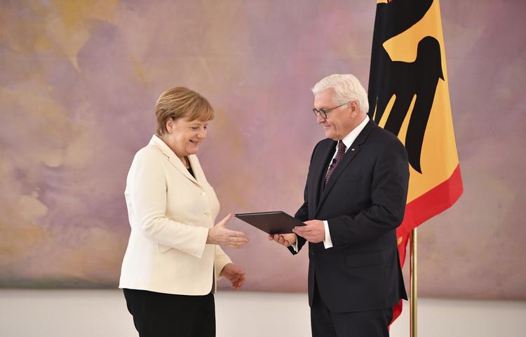 Tysklands kansler Angela Merkel og forbundspræsident Frank-Walter Steinmeier, der her ses sammen på slottet Bellevue i Berlin, er begge ofre for hackere. Foto: Bernd von Jutrczenka/AP