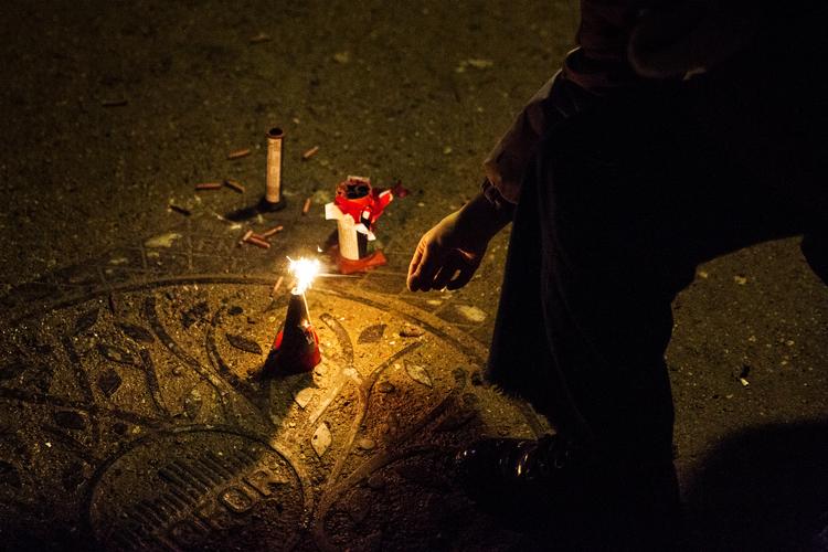 
Alle kan stille sig op i en folkemængde og skyde raketter af. Det resulterer i masser af skader hvert år. 
 Foto: Emma Sejersen