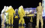 Der tages ingen chancer, hvis der er frygt for ebola hos patienter. Her er det spanske sundhedsarbejdere, der overfører en ebolasmittet patient til en isoleret afdeling i 2014. Foto: Uncredited/AP
