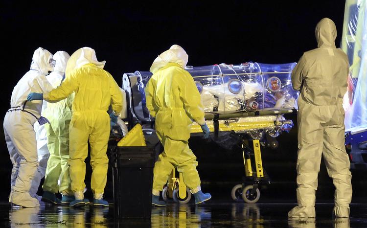 Der tages ingen chancer, hvis der er frygt for ebola hos patienter. Her er det spanske sundhedsarbejdere, der overfører en ebolasmittet patient til en isoleret afdeling i 2014. Foto: Uncredited/AP