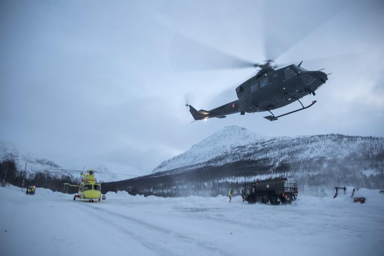 
   En helikopter leder efter de savnede. Foto: Bendiksby, Terje/Ritzau Scanpix