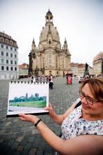 Gisela Niggemann-Simon viser på et fotografi, at Frauenkirche, som ses genopført i baggrunden, og det omkringliggende område var en udbombet ruin efter Anden Verdenskrig.
   Foto: Morten Langkilde