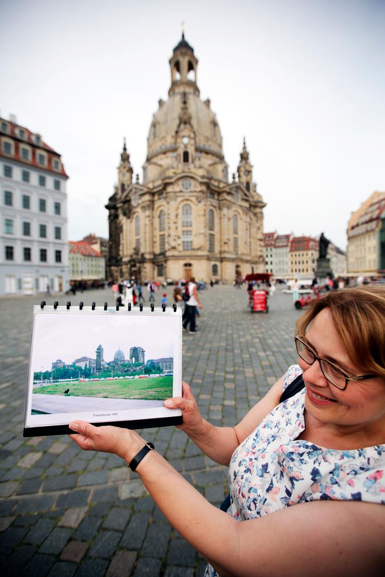 Gisela Niggemann-Simon viser på et fotografi, at Frauenkirche, som ses genopført i baggrunden, og det omkringliggende område var en udbombet ruin efter Anden Verdenskrig.
   Foto: Morten Langkilde