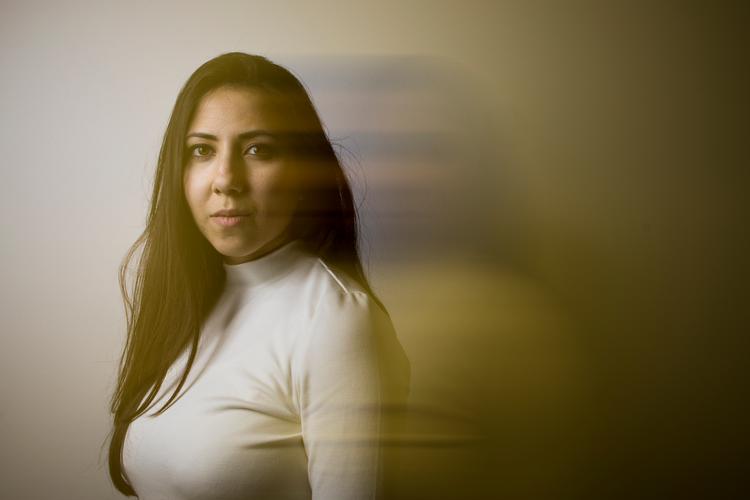 Ghada Hillawi er en af mange unge kvinder, der har læst Sara Omars roman 'Dødevaskeren' om kvindefjendske traditioner og regler i strengt religiøse miljøer. Som for mange andre kvinder blev romanen en øjenåbner: Ghada Hillawi har sagt fra. Foto: Mikkel Berg Pedersen