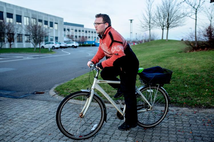 Tais L. Bugge arbejder for tiden tæt på hjemmet i Ballerup, men sådan er hans vikartjanser langt fra altid. Ofte må han pendle flere timer for at hente hyren Foto: Andreas Haubjerg/POLFOTO