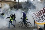 Det var ottende lørdag i træk, at demonstranterne var på gaden.  Foto: Kamil Zihnioglu/AP