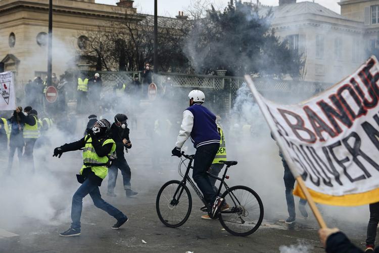 Det var ottende lørdag i træk, at demonstranterne var på gaden.  Foto: Kamil Zihnioglu/AP