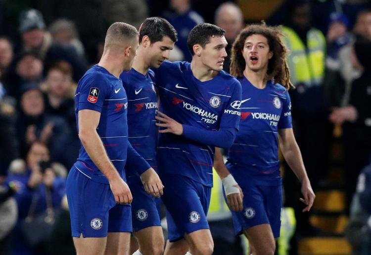 Andreas Christensen lykønsker Alvaro Morata med en af angriberens scoringer lørdag, men spanieren finder ikke smilet frem.
   Foto: Matthew Childs/Ritzau Scanpix