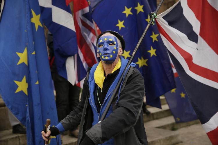 En anti-Brexit demonstrant protesterer uden for det britiske parlament i London. Afstemningen om aftalen rykker nærmere, og det tegner ikke til, at premierminister Theresa May kan få den fornødne opbakning til den. I så fald en hård skilsmisseaftale for døren. Og det advarer Mayom kan have store konselvenser.  Foto: Tim Ireland/AP