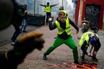 Lørdag protesterede De Gule Veste igen i de franske gader som her i byen Rouen. I hovedstaden Paris blev en regeringsbygning angrebet af demonstranter.   Foto: Charly Triballeau/Ritzau Scanpix