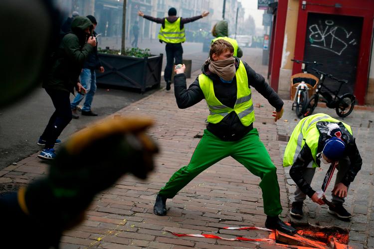 Lørdag protesterede De Gule Veste igen i de franske gader som her i byen Rouen. I hovedstaden Paris blev en regeringsbygning angrebet af demonstranter.   Foto: Charly Triballeau/Ritzau Scanpix