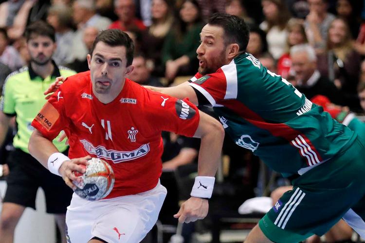  Rasmus Lauge  i nærkamp med Ungarns Ferenc Ilyes. Den danske playmaker måtte gå ud med noget, der mindede om et trykket ribben. Foto: Jens Dresling/POLFOTO