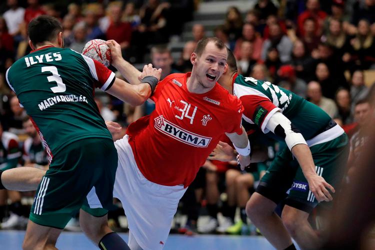 
  Simon Hald Jensen i menneskehænder mellem Ungarns Ferenc Ilyes og Dominik Mathe.
   Foto: Jens Dresling/POLFOTO