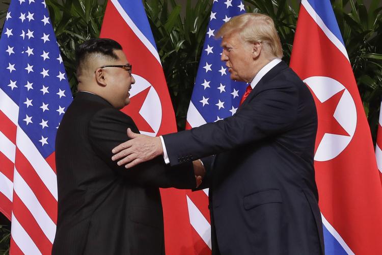 
 USA's præsident, Donald Trump og Nordkoreas leder, Kim Jong-un, da de mødtes i sommer. Foto: Evan Vucci/AP