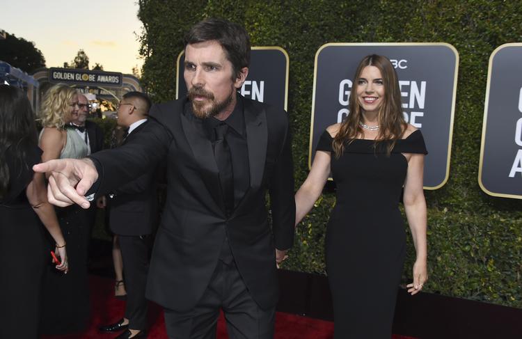 Christian Bale ankommer til Golden Globe-uddelingen sammen med Sibi Blazic. Foto: Jordan Strauss/AP