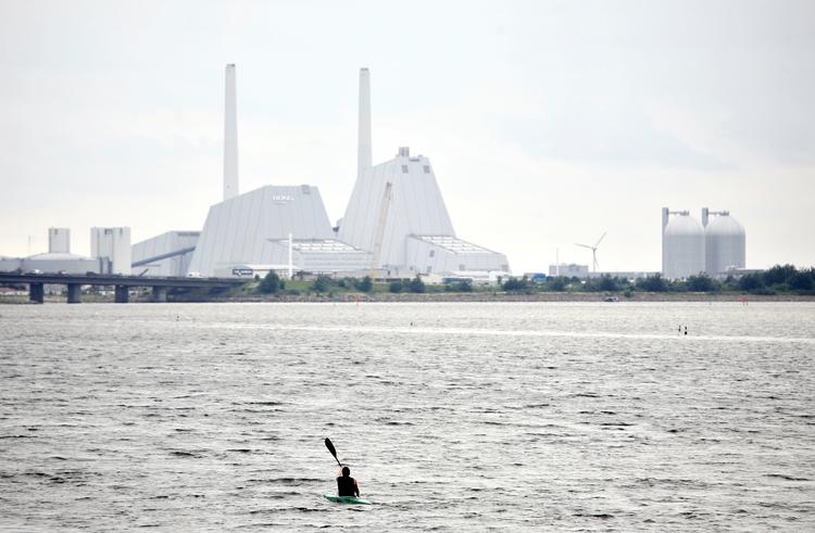 I alt tre millioner kvadratmeter skal opfyldes med jord i forbindelse med etableringen af ni kunstige øer ud for Avedøre Holme.  Foto: Thomas Borberg/POLFOTO