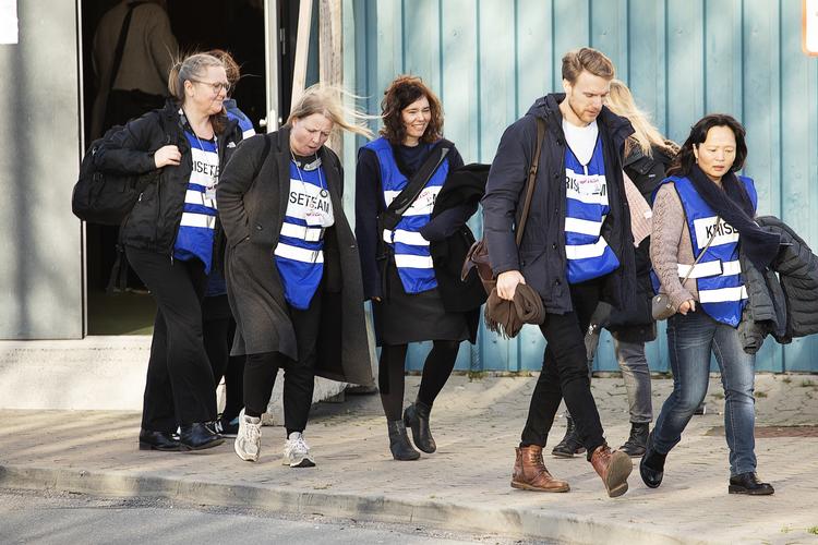 Kriseberedskabet forlader Idrætscenter Nyborg hvor et midlertidigt krisecenter blev oprettet efter togulykken på Storebæltsbroen.  Foto: Carsten Bundgaard/Ritzau Scanpix