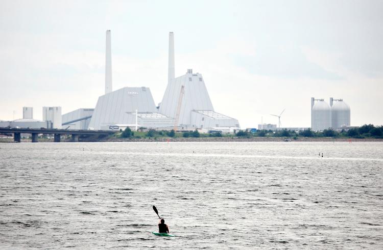 Det er her, ud for Avedøre Holme, som huser Avedøreværket, at regeringen vil skabe ni nye øer med erhverv. Arkivfoto Thomas Borberg