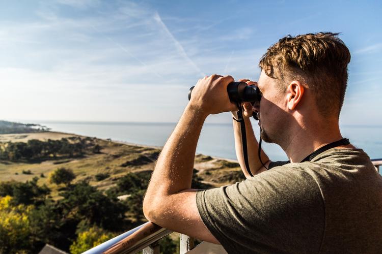 Bo Peters er ranger i Nationalpark Vorpommersche Boddenlandschaft og har et vågent øje på fugle og kronvildt. Foto: Mikkel Bækgaard