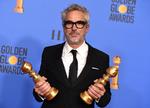 Alfonso Cuarón poserer med sine statuetter, som blev modtog for Netflix-filmen 'R Foto: Jordan Strauss/AP