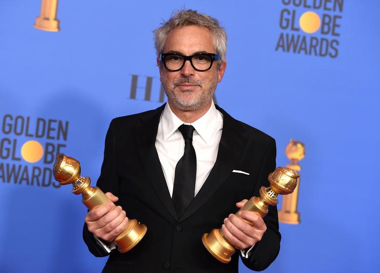 Alfonso Cuarón poserer med sine statuetter, som blev modtog for Netflix-filmen 'R Foto: Jordan Strauss/AP