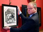 
 Museumsdirektør Eike Schmidt står med en sort-hvid gengivelse af 'Vase med blomster' af Jan Van Huysum.  Foto: Galleria degli Uffizi via AP
   Foto: /AP
