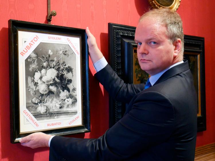 
 Museumsdirektør Eike Schmidt står med en sort-hvid gengivelse af 'Vase med blomster' af Jan Van Huysum.  Foto: Galleria degli Uffizi via AP
   Foto: /AP