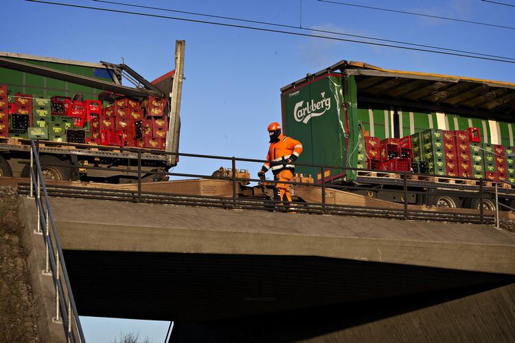 Det var tilsyneladende en trailer fra DB Cargos godstog, som blev blæst af og forårsagede ulykken på Storebælt, som kostede otte mennesker livet og sårede 16. Foto: Martin Lehmann/POLFOTO