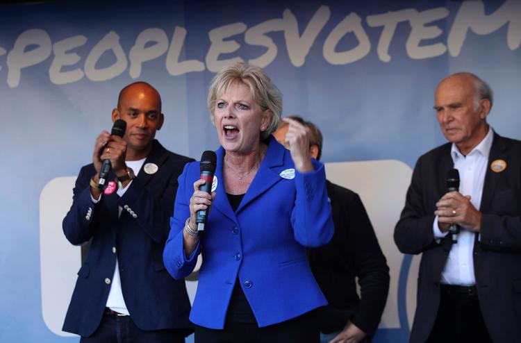 Det konservative parlamentsmedlem Anna Soubry taler til Brexit-modstandere efter, at tusinder af protesterende  20. oktober i fjor i havde krævet en ny folkeafstemning.  Demonstrationen i London var arrangeret People's Vote.  
     Foto: Yui Mok/AP