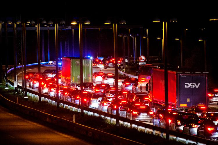 Der var lang kø ved Øresundsbroen, da PET eftersøgte en mistænkelig Volvo. PET frygtede den var en del af et attentatforsøg fra Irans efterretningstjeneste. Foto: Martin Lehmann/POLFOTO