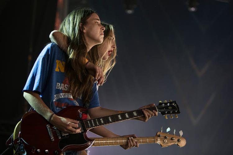 Det amerikanske indierockband Haim, der består af de tre søstre Danielle, Este og Alana Haim, er blandt de store fortalere for flere kvinder i en musikbranche, der er præget af mange mænd. Arkiv Sofia Busk