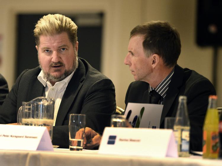 Parkens to ejere Erik Skjærbæk (tv) og Karl Peter Korsgaard Sørensen ses her til en generalforsamlingen.
Selskabets aktier er i raketfart efter rygter om et salg.    Foto: Lars Poulsen/POLFOTO