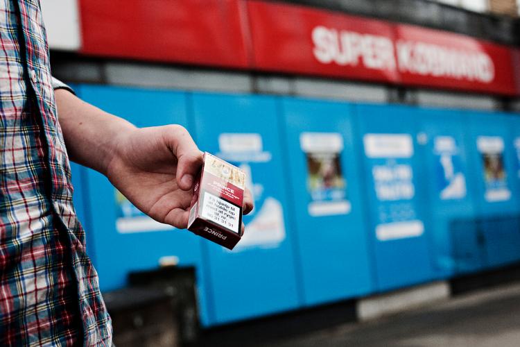 
Prisen på cigaretter skal hæves markant, hvis  børn og unge skal forhindres i at tænde deres første smøg. Foto: Peter Mydske/POLFOTO