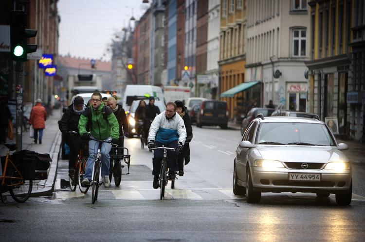 I Rantzausgade lever cyklister udsat. Gaden skal sikres, men projektet er udskudt for at undgå, at Københavns Kommune rammer regeringens anlægsloft. Foto: Jens Dresling/POLFOTO