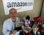 Jeff Bezos med en kopi af 'Fluid Concepts and Creative Analogies' skrevet af Douglas Hofstadter. Det var den første bog, der solgt på Amazon. billedet er her fra 2005, 11 år efter salget. Foto: /Ritzau Scanpix