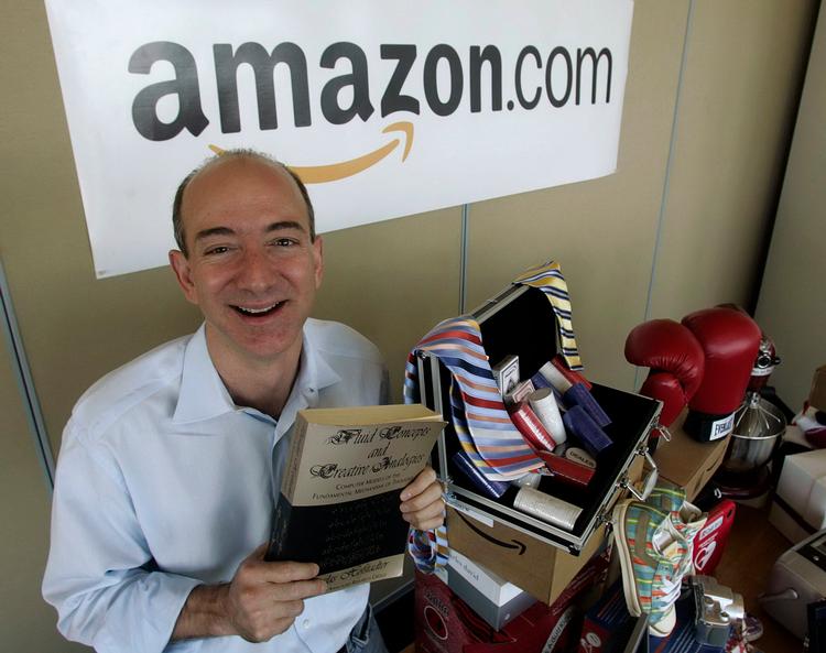Jeff Bezos med en kopi af 'Fluid Concepts and Creative Analogies' skrevet af Douglas Hofstadter. Det var den første bog, der solgt på Amazon. billedet er her fra 2005, 11 år efter salget. Foto: /Ritzau Scanpix