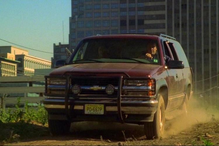 I de første fire en halv sæsoner af 'The Sopranos' kærer Tony Soprano en bredskuldret, men diskret Chevrolet Suburban. Senere opgraderer han til en rigtig gansterbil.  Screendump Fra serien - HBO