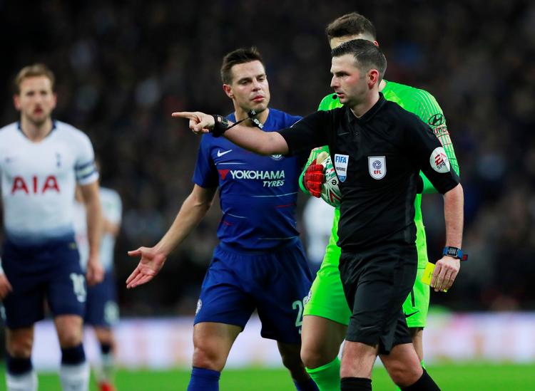 Efter at assistenterne foran tv-skærmene havde nærstuderet situationerne, dømte Michael Wilson et straffespark til Tottenham, som Harry Kane (tv.) scorede på.
   Foto: Andrew Couldridge/Ritzau Scanpix