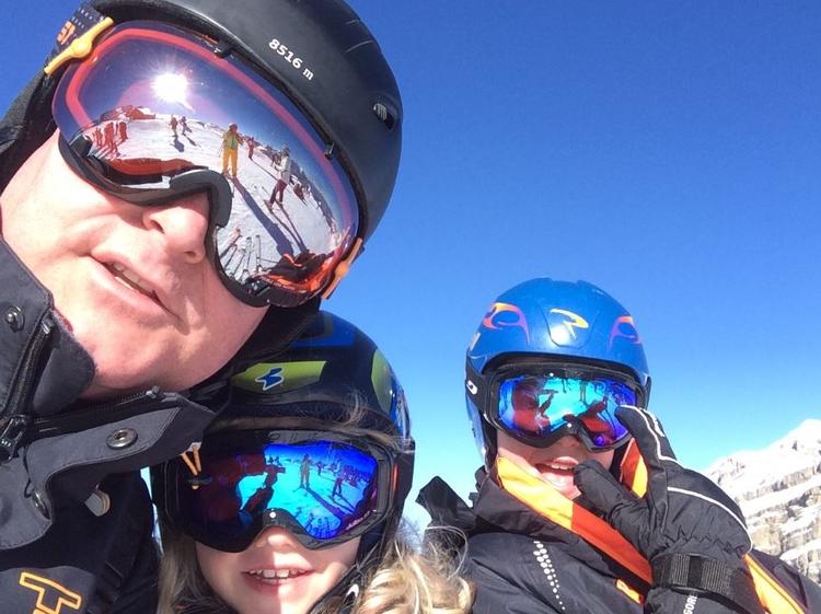 For første gang skal Thomas Robson og sønnerne på 10 og 14 år tage den lange tur til Italien på årets skiferie . Her et billede fra toppen af Grosté i Italien fra en tidligere skiferie.  Foto: Thomas Robson 