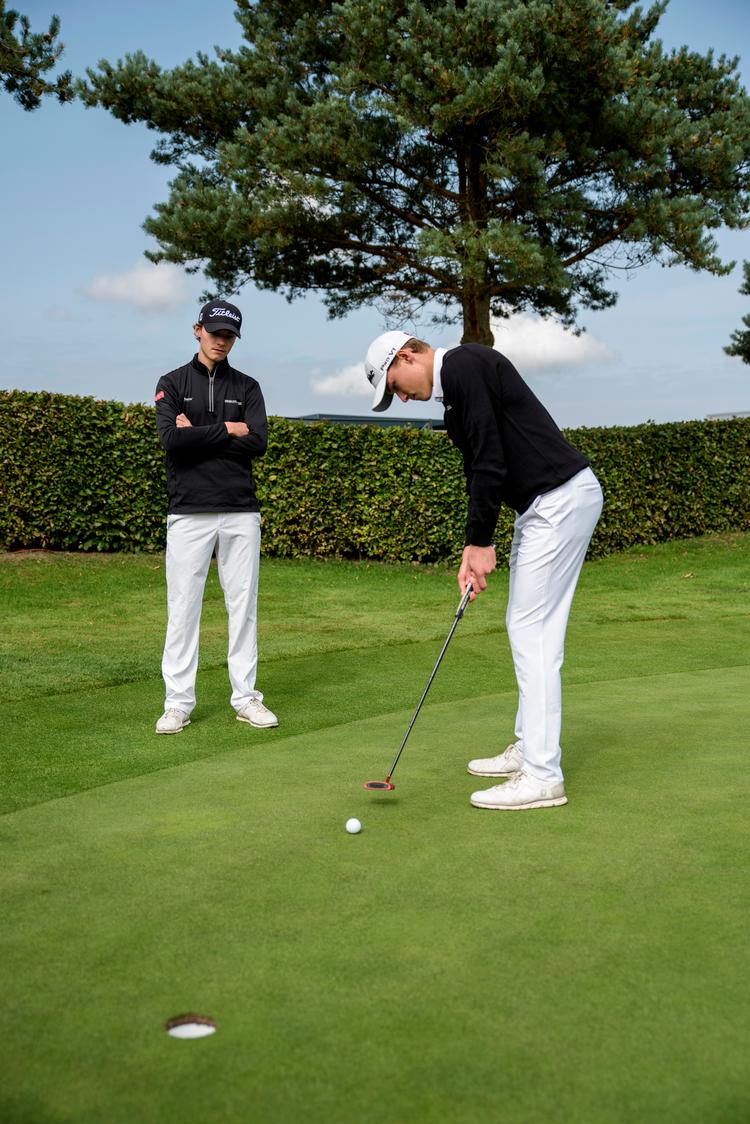 Som amatører har Nicolai Højgaard (sort kasket) og Rasmus Højgaard (hvid kasket) de seneste to år været inviteret til Made in Denmark, men nu handler det som professionelle om at sikre sig retten til at spille på Challenge Touren. Foto: Anders Rye Skjoldjensen