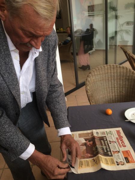 Jacob Asbæk har fundet en tysksproget Mallorca-avis med sønnen Pilou på forsiden. Foto: Sune Højrup Bencke