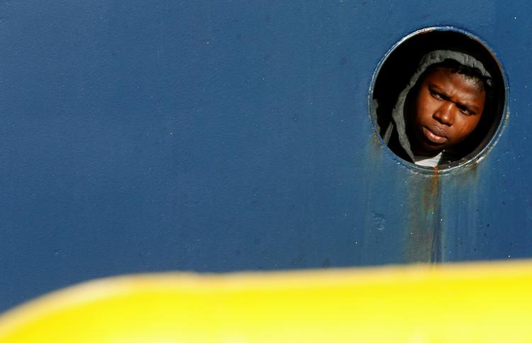 En af de skibbrudne bådflygtninge kigger ud gennem koøjet på redningsskibet 'Professor Albrecht Penck', som tilhører ngo'en Sea-Eye. Dagen efter fik han og de øvrige flygtninge og migranter om bord lov til at komme i land på Malta.

   Foto: Darrin Zammit Lupi/Ritzau Scanpix