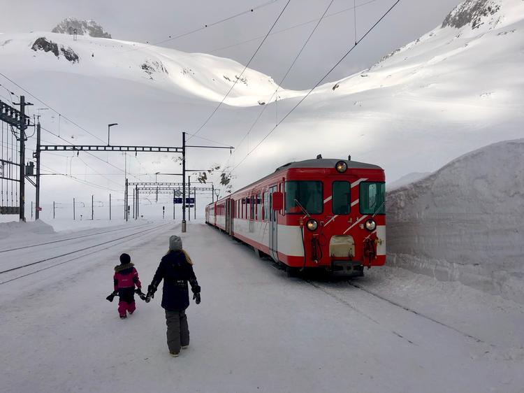 Oberalppasset i 2.044 meters højde. Morten Andersens to piger inspicerer toget, der skal tage dem videre mod togrejsens slutpunkt i Andermatt. Foto: Morten Andersen