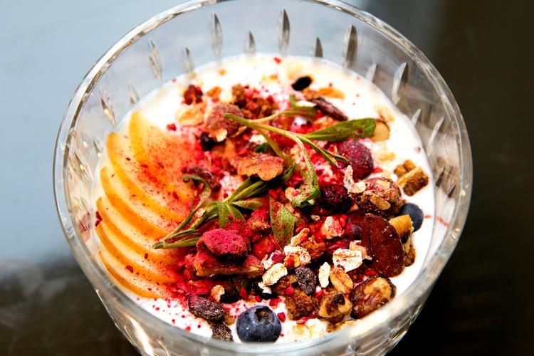 Kefir med nødder og bær. Foto: Finn Frandsen/POLFOTO