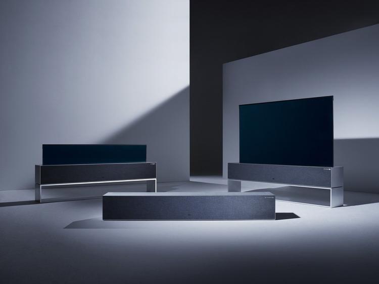 SIGNATURE OLED R-skærmen fra LG ruller sig selv sammen i en kasse med indbygget soundbar, når det ikke bruges. Det er dog ikke mere futuristisk, end at det kommer på gaden senere i år . Foto: LG