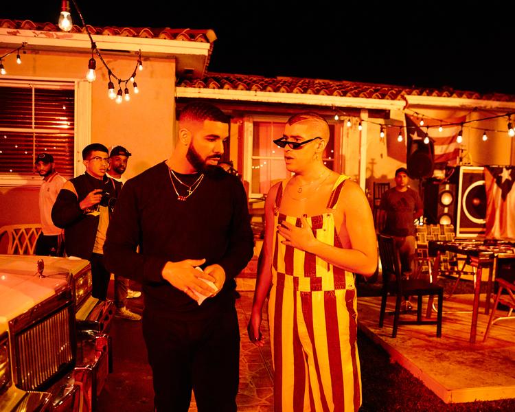 Drake lytter når, Bad Bunny i de bolsjestribede klapbukser taler. For Bad Bunny ved, hvad vej vinden blæser på hitlisterne i morgen.  Foto: Warner