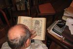 Umberto Eco fremviser 'Hypnerotomachia Poliphili' i sit okkulte bibliotek. Foto: Jes Stein Petersen 