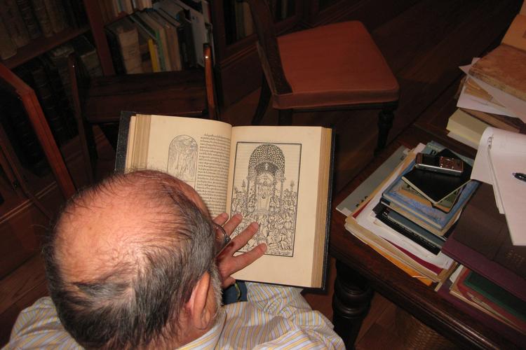 Umberto Eco fremviser 'Hypnerotomachia Poliphili' i sit okkulte bibliotek. Foto: Jes Stein Petersen 