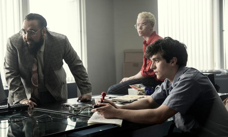 I  den interaktive film 'Black Mirror - Bandersnatch' er hovedpersonen programmøren Stefan Butler, og det er hans beslutninger, seerne skal træffe.  Foto: Netflix