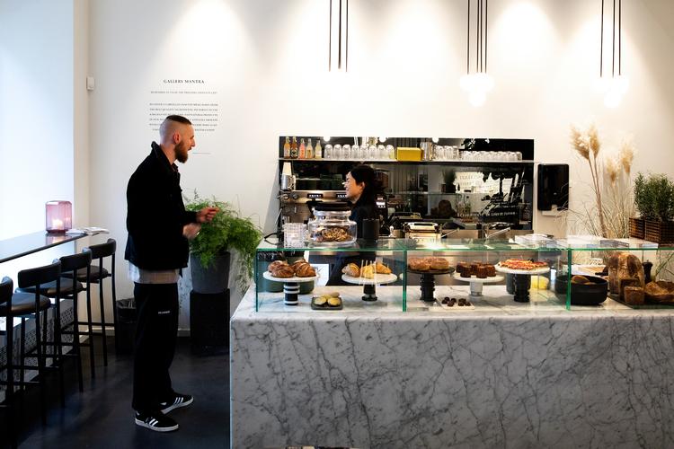 Der er lyst, tjekket og eksklusivt hos Louise Roe Gallery (der altså mere er en interiørbutik end et galleri), som blot er en af flere nyåbnede kombinerede butikscafeer i byen. Foto: Finn Frandsen/POLFOTO